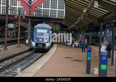 Un train par la plate-forme à la gare centrale de Copenhague, Copenhague, Danemark Banque D'Images