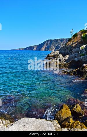 La superbe vue sur la mer depuis le magnifique village de pêcheurs de Assos. La mer turquoise et cristalline d'une côte rocheuse ajouter à la scène. Banque D'Images