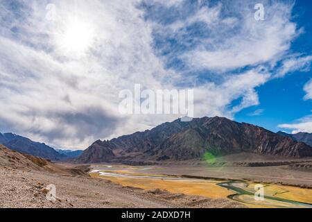 La Pamir Highway M41 Vallée de Murgab avec vue pittoresque de paysage de montagne sur un ciel bleu ensoleillé Jour Banque D'Images