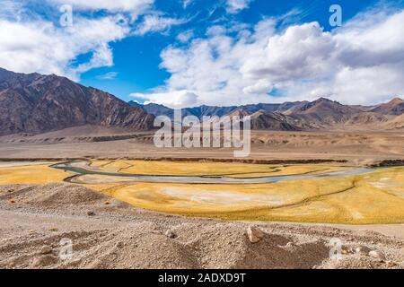 La Pamir Highway M41 Vallée de Murgab avec vue pittoresque de paysage de montagne sur un ciel bleu ensoleillé Jour Banque D'Images