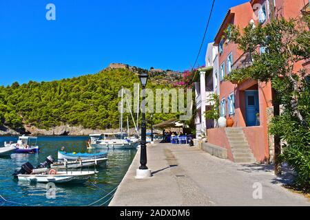 Une jolie vue sur le quai de la magnifique petit village d'Assos.L'ancien château et fortifications peut être vu perché au sommet de la colline Banque D'Images