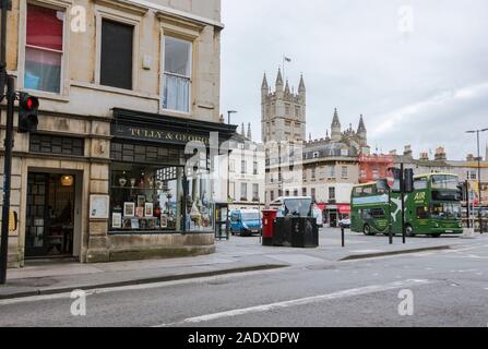 Vue sur la rue du centre-ville de Bath, avec abbaye, et à impériale, Angleterre, Royaume-Uni, Europe Banque D'Images