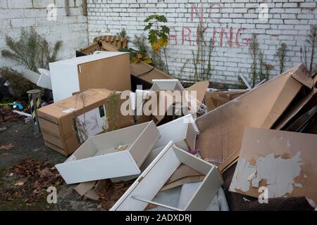 Fly-tipped boîtes, meubles et objets domestiques déversés sur un seul espace de stationnement dans l'est 76200, dans le sud de Londres, Angleterre, le 4 décembre 2019. Banque D'Images