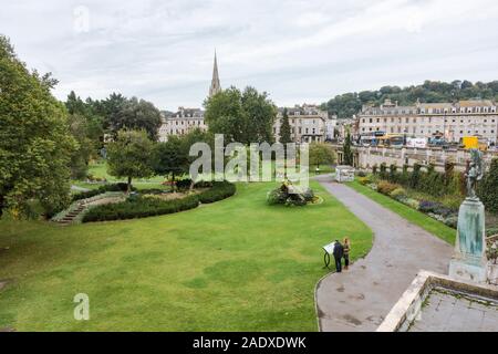 Bath, Royaume-Uni, Parade Gardens avec Empire Hotel Behind, Angleterre, Royaume-Uni, Europe. Banque D'Images