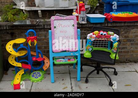 Une sélection de jouets et jeux pour enfants sont laissés à l'extérieur une maison résidentielle, exhortant les Londoniens du sud à venir et de s'aider eux-mêmes, le 2 décembre 2019, à Londres, en Angleterre. Banque D'Images