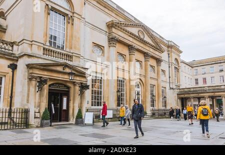 L'Abbaye de Bath, Angleterre, cour intérieure, façade d'entrée de la salle des pompes, Somerset, England, UK Banque D'Images