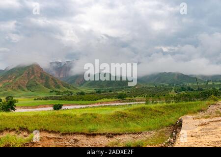 Mazor Penjikent-i Sharif une vue pittoresque du paysage sur l'apparence d'un jour de pluie Banque D'Images