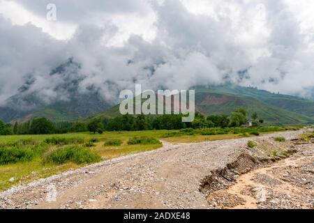 Mazor Penjikent-i Sharif une vue pittoresque du paysage sur l'apparence d'un jour de pluie Banque D'Images