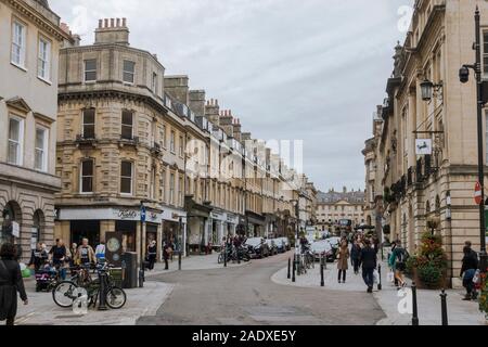 Milsom Street Bath uk, rue commerçante, centre-ville de Bath, Somerset , Angleterre, Royaume-Uni. Banque D'Images