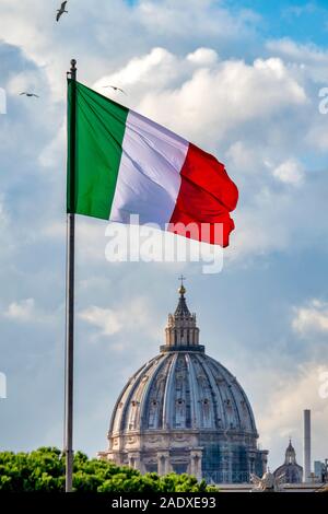 Drapeau Italien et le dôme de Saint Pierre Banque D'Images