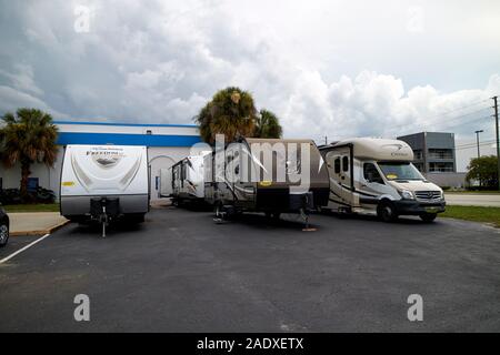 Roues caravanes rvs 5e camping-car à vendre au camping world kissimmee florida usa Banque D'Images