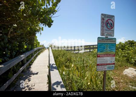 Beach Boardwalk et courants et la protection des dunes signes Cocoa beach floride usa Banque D'Images