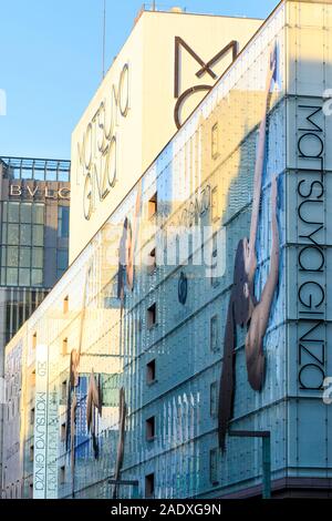 Tokyo. Afficher le long de la Ginza Matsuya department store avec sa façade en verre vert avec Écouteurs powerbeats pro display. Jour, heure d'or. Banque D'Images