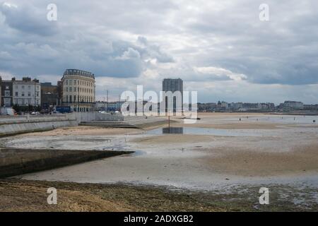 À travers la baie vers la plage et le centre-ville de Margate, Kent Banque D'Images