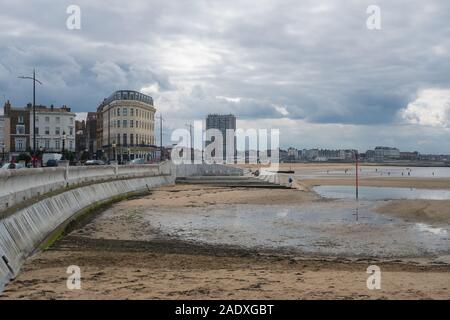 À travers la baie vers la plage et le centre-ville de Margate, Kent Banque D'Images