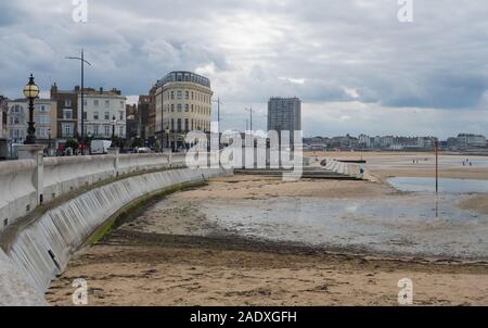 À travers la baie vers la plage et le centre-ville de Margate, Kent Banque D'Images