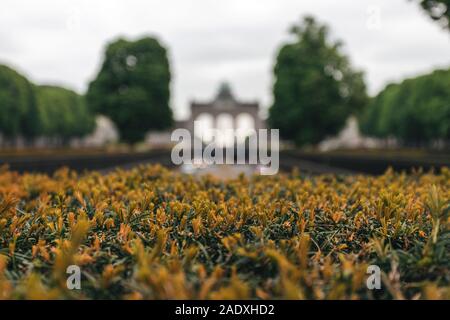 Bruxelles, Belgique. Célèbre arc de triomphe - l'entrée dans le parc du Cinquantenaire et le Parc du Cinquantenaire. Arrière-plan flou Banque D'Images