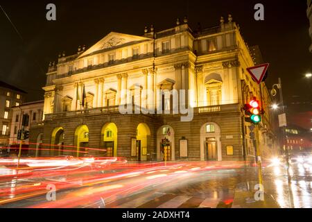 Teatro alla Scala (Théâtre La Scala) la nuit à Milan, Italie. Les sentiers de la lumière de la circulation automobile. Banque D'Images