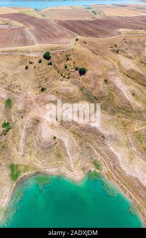 Vue aérienne de zones rurales et agricoles au sud de Lokman, Adiyaman, Turquie. Sur les bras de l'euphrate formé par le barrage Atatürk. Les terres du désert Banque D'Images