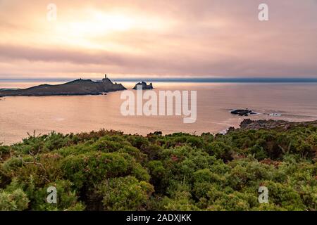 Le phare de Cape Vilan, Cabo Vilano, en Galice au coucher du soleil, Espagne Banque D'Images