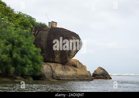 Île avec un temple bouddhiste, de la ville de Bentota dans le sud-ouest de Sri Lanka Banque D'Images