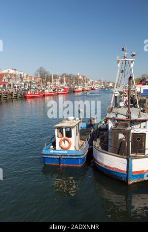 Bateaux de pêche traditionnelle dans le canal der Alte Strom / Vieux canal à Warnemünde dans la ville de Rostock, Mecklenburg-Vorpommern, Allemagne Banque D'Images