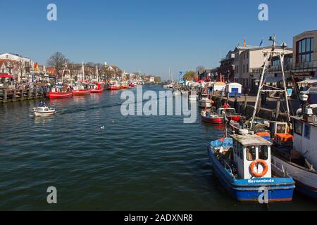 Bateaux de pêche traditionnelle dans le canal der Alte Strom / Vieux canal à Warnemünde dans la ville de Rostock, Mecklenburg-Vorpommern, Allemagne Banque D'Images