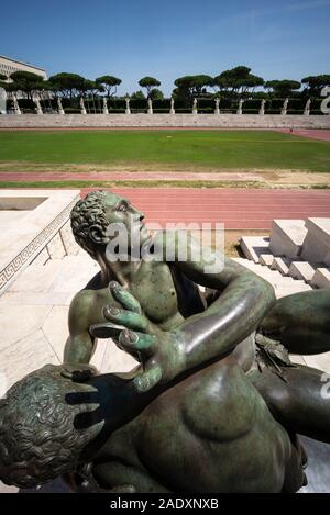 Rome. L'Italie. Stadio dei Marmi (Stade des billes), du Foro Italico complexe sportif. Statue en bronze intitulé 'Lotta Greco-Romano" (No. A / 1932 h. 250 cm Banque D'Images