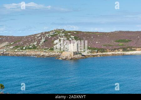 Le château de Cromwell et le château du roi Charles sur Tresco vus de Shipman. Dirigez-vous vers Bryher, îles de Scilly Banque D'Images