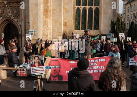 Cambridge, UK. 5 décembre 2019. Les manifestants se rassemblent à l'extérieur de l'église St Mary en solidarité avec la communauté kurde contre le président turc Recep Tayyip Erdoğan's visite de la ville. ) CamNews / Alamy Live News Banque D'Images