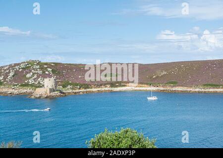 Le château de Cromwell et le château du roi Charles sur Tresco vus de Shipman. Dirigez-vous vers Bryher, îles de Scilly Banque D'Images