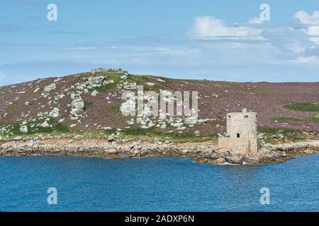 Le château de Cromwell et le château du roi Charles sur Tresco vus de Shipman. Dirigez-vous vers Bryher, îles de Scilly Banque D'Images