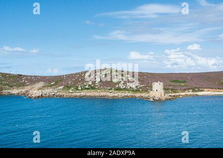 Le château de Cromwell et le château du roi Charles sur Tresco vus de Shipman. Dirigez-vous vers Bryher, îles de Scilly Banque D'Images