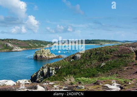 Hangman Island et New Grimsby Harbour vu de Shipman. Dirigez-vous vers Bryher, îles de Scilly Banque D'Images