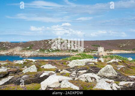 Le château de Cromwell et le château du roi Charles sur Tresco vus de Shipman. Dirigez-vous vers Bryher, îles de Scilly Banque D'Images