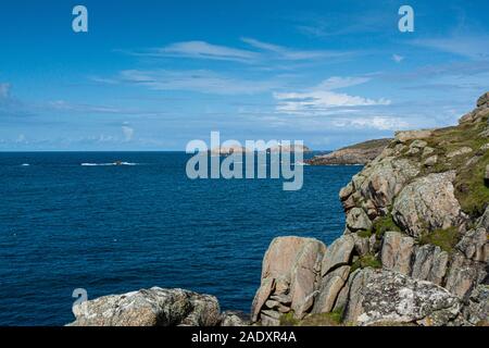 Round Island Lighthouse vu de Badplace Hill sur Bryher, Isles of Scilly Banque D'Images