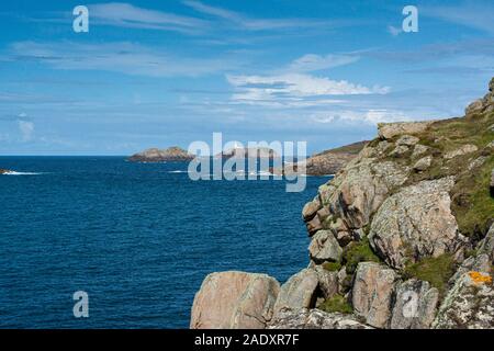 Round Island Lighthouse vu de Badplace Hill sur Bryher, Isles of Scilly Banque D'Images