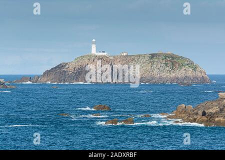 Round Island Lighthouse vu de Badplace Hill sur Bryher, Isles of Scilly Banque D'Images