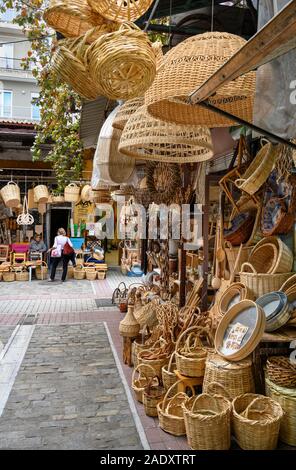 Paniers osier et d'autres marchandises d'artisanat à vendre dans le marché, Modiano, Macédoine Thessalonique Grèce du Nord Banque D'Images