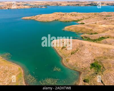 Vue aérienne de zones rurales et agricoles au sud de Lokman, Adiyaman, Turquie. Sur les bras de l'euphrate formé par le barrage Atatürk. Les terres du désert Banque D'Images