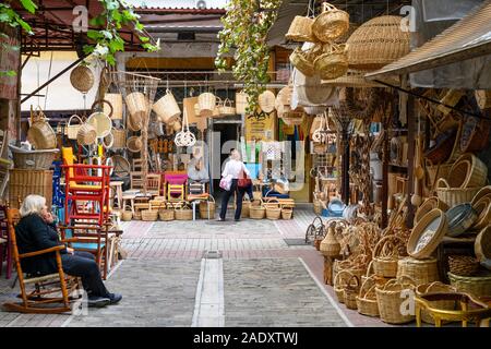 Paniers osier et d'autres marchandises d'artisanat à vendre dans le marché, Modiano, Macédoine Thessalonique Grèce du Nord Banque D'Images