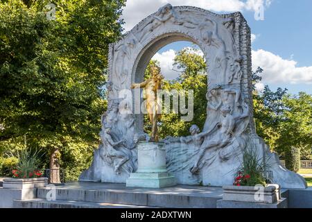 Vienne, Autriche - septembre 4, 2019 : Johann Strauss monument en septembre avec un joli ciel nuageux au Stadtpark, Vienne, Autriche Banque D'Images