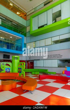 Haïfa, Israël - 30 novembre 2019 - Vue de l'intérieur jouent dans l'atrium de l'Hôpital des enfants Ruth Rappaport, partie du Rambam, Campus de soins de santé en Banque D'Images