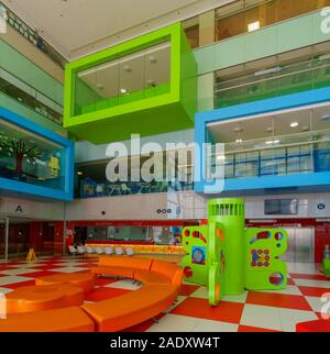 Haïfa, Israël - 30 novembre 2019 - Vue de l'intérieur jouent dans l'atrium de l'Hôpital des enfants Ruth Rappaport, partie du Rambam, Campus de soins de santé en Banque D'Images