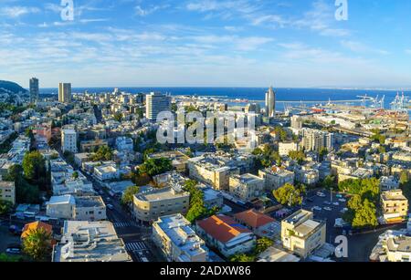 Haïfa, Israël - 30 novembre 2019 : vue sur le quartier Hadar HaCarmel, le centre-ville et du port, à Haïfa, Israël Banque D'Images