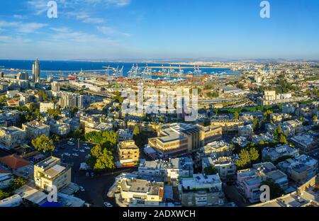 Haïfa, Israël - 30 novembre 2019 : vue sur le quartier Hadar HaCarmel, le centre-ville et du port, à Haïfa, Israël Banque D'Images