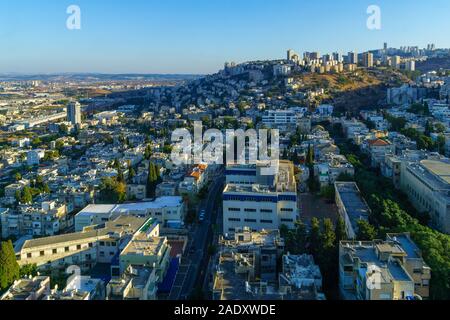 Haïfa, Israël - 30 novembre 2019 : vue sur le quartier Hadar HaCarmel, et le Mont Carmel, à Haïfa, Israël Banque D'Images