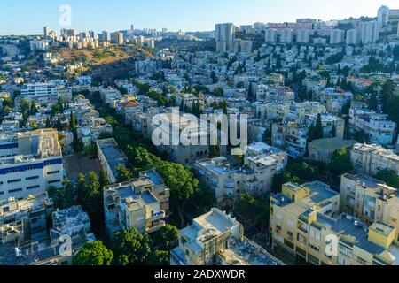 Haïfa, Israël - 30 novembre 2019 : vue sur le quartier Hadar HaCarmel, et le Mont Carmel, à Haïfa, Israël Banque D'Images