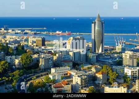 Haïfa, Israël - 30 novembre 2019 : vue sur le quartier Hadar HaCarmel, le centre-ville et du port, à Haïfa, Israël Banque D'Images