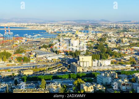 Haïfa, Israël - 30 novembre 2019 : vue sur le quartier Hadar HaCarmel, le centre-ville et du port, à Haïfa, Israël Banque D'Images